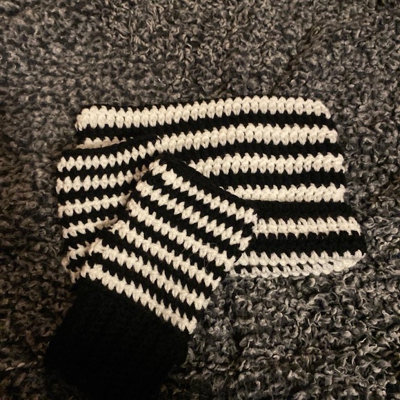 White and black cat Bennie - Picture 1 of 6